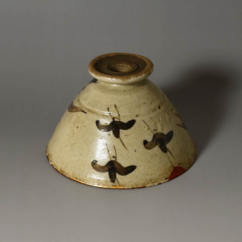 桃山時代から江戸時代初期にかけて焼成された織部千鳥草文茶碗です