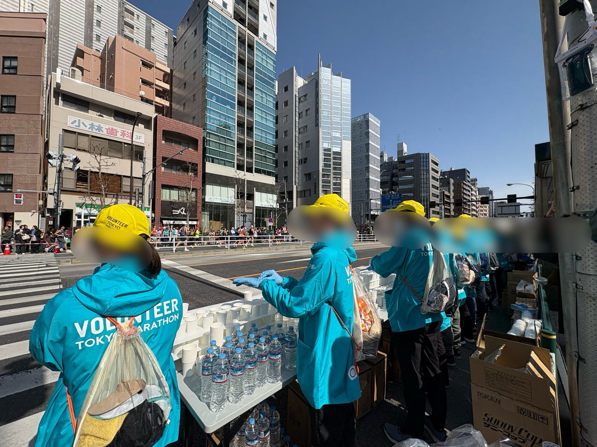 kotarotrd's tweet photo. 週末は東京マラソン給水ボランティア〜
暑い中の大人気お水コーナーでした😵
ランナーのみなさんかっこよかった！ナイスラン！ https://t.co/ioalzzixrI