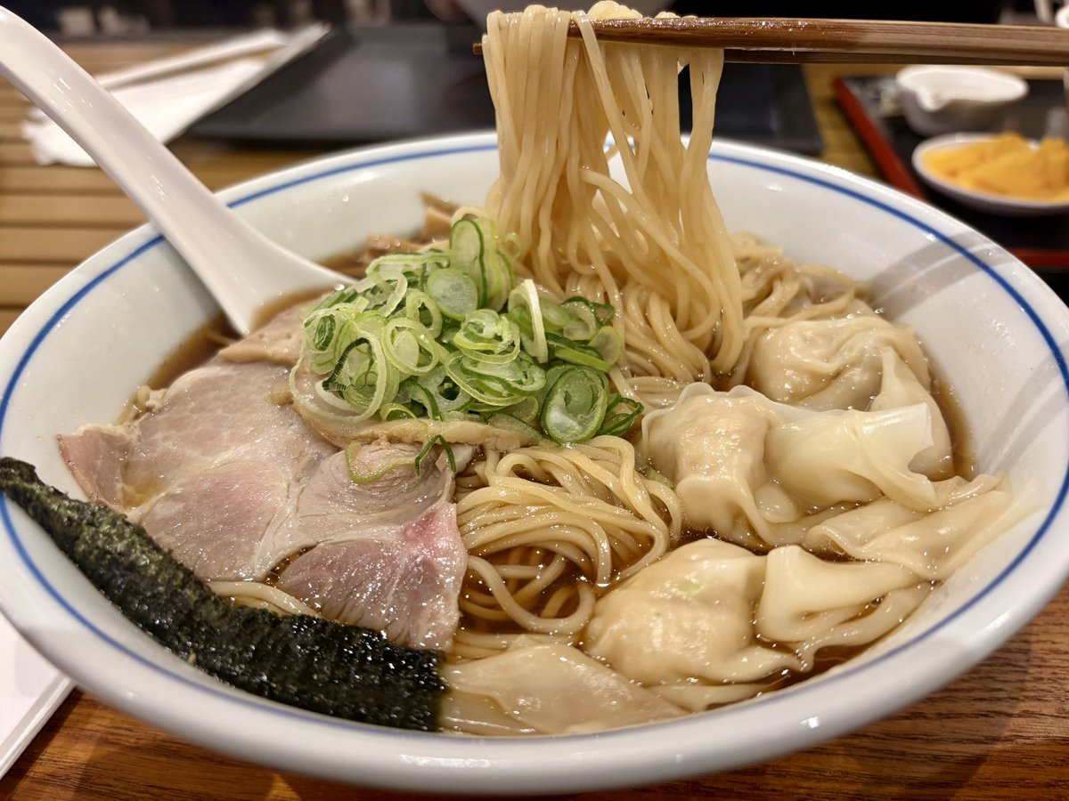 rukanoaJAPAN's tweet photo. #らぁ麺すぎ本
ワンタン醤油らぁ麺 大 1,672円
佐野実氏の弟子さんの店
超おいしい❤️ (息子評価は普通)
支那そばや好きは必食
#Issounossi
チャーシュー麺 替玉先乗せ 1,300円
上質な博多豚骨(息子評価は激うま)
#伝説のすた丼
すた丼 肉飯増量 1,470円
#金子半之助
江戸前天丼 大盛 1,760円 https://t.co/iXV6Yowj6V