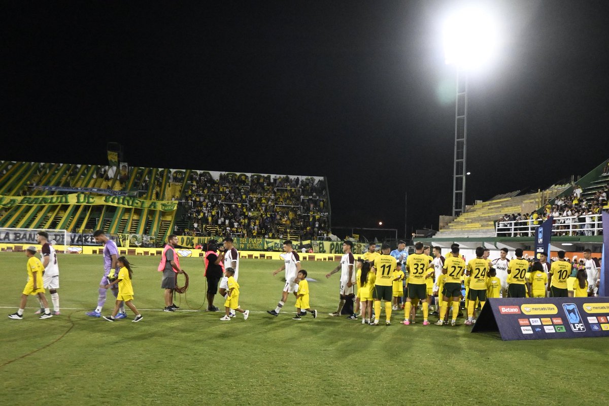 clublanus's tweet photo. Desde el Club Atlético Lanús agradecemos a Defensa y Justicia por los reconocimientos realizados en la previa del partido de esta noche, con motivo de nuestra conquista de la Recopa Sudamericana 2026 🇱🇻🤝 https://t.co/cOuX8l1VN7