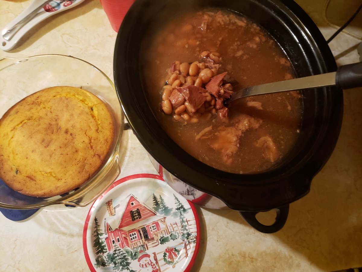 JoshRHendricks's tweet photo. Dinner time! My grandpa fixed slow cooked beans with a ham bone, and I made the cornbread, it has cheddar cheese, butter and some jalapeno stir fried in olive oil. 🍻👍 https://t.co/4Imtjju6vB