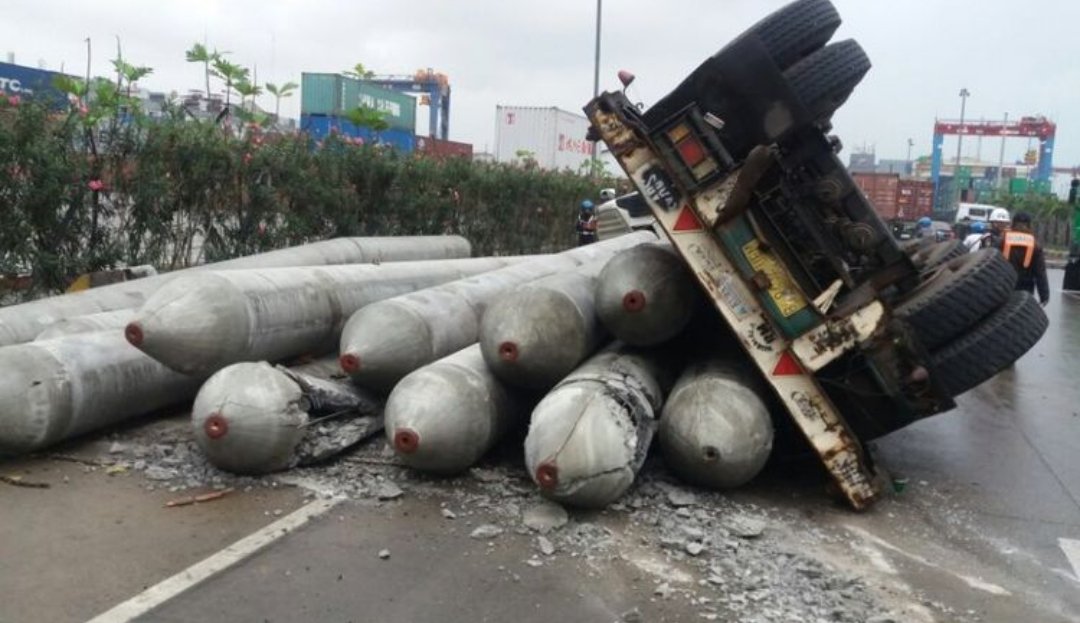 <a href="/0tk0il/">ØTöNGKØiL</a> Rudal Indo terguling di pintu tol kopo mang 0ts