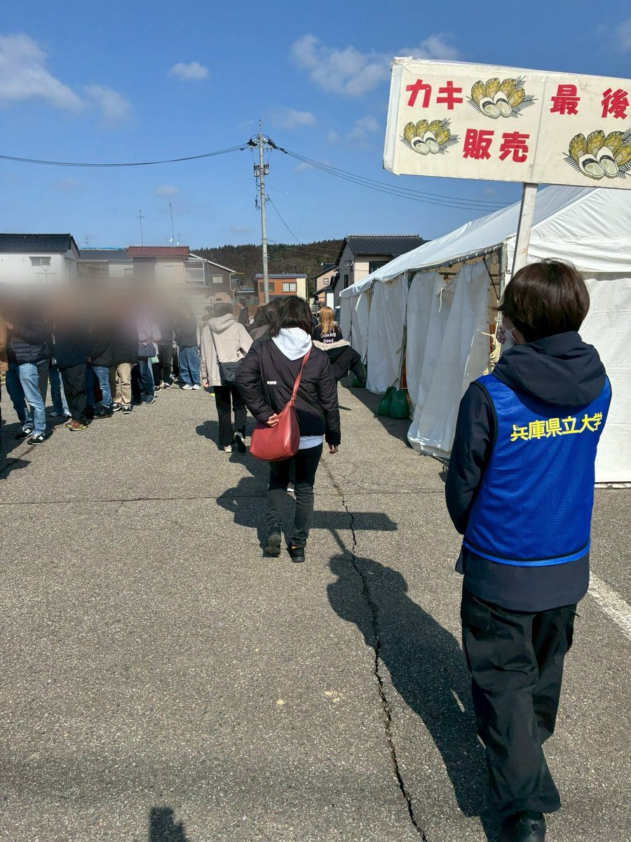 uh_LAN's tweet photo. こんにちは。LANです！
一昨日に引き続き、「穴水町復興にぎわいかきまつり」のお手伝いをさせていただきました。昨日は朝から晴天でたくさんの人が訪れ活気が溢れていました🦪
このお祭りは、毎年恒例であった「雪中ジャンボかきまつり」に代わる復興にぎわいイベントとして開催されたものです。(1/5) https://t.co/auSKlQiMPX