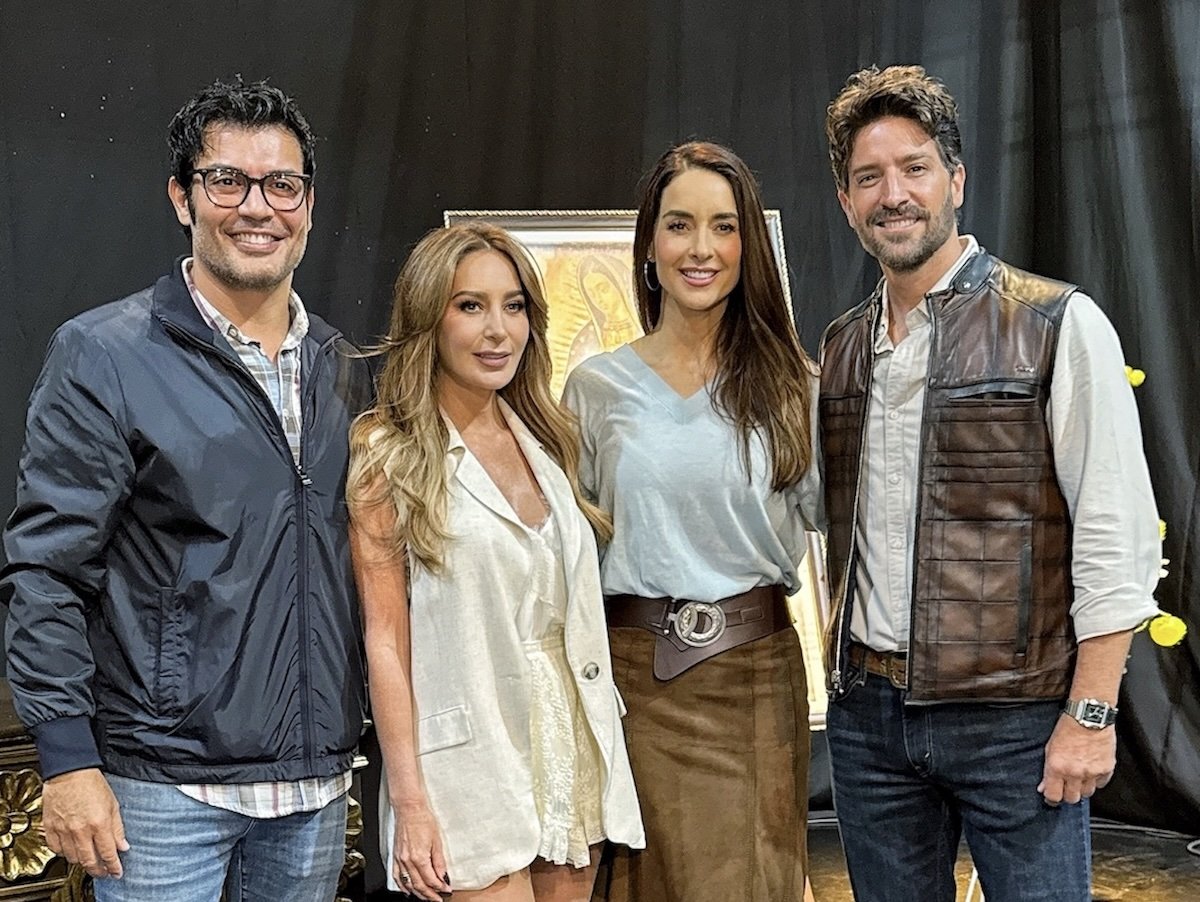 FannyPolanco10's tweet photo. Hoy es el gran final de #MiVerdadOculta tremendo elenco  actoral.
Gracias @susygofficial @GeraldineBazanO @DavidChocarro @andrespalacios1  👏👏👏👏 https://t.co/HQUjOKEVOY