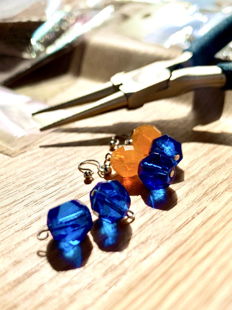 年代物のビーズでピアスを作りました🙌 私のは青🔷とオレンジ🔶ノン