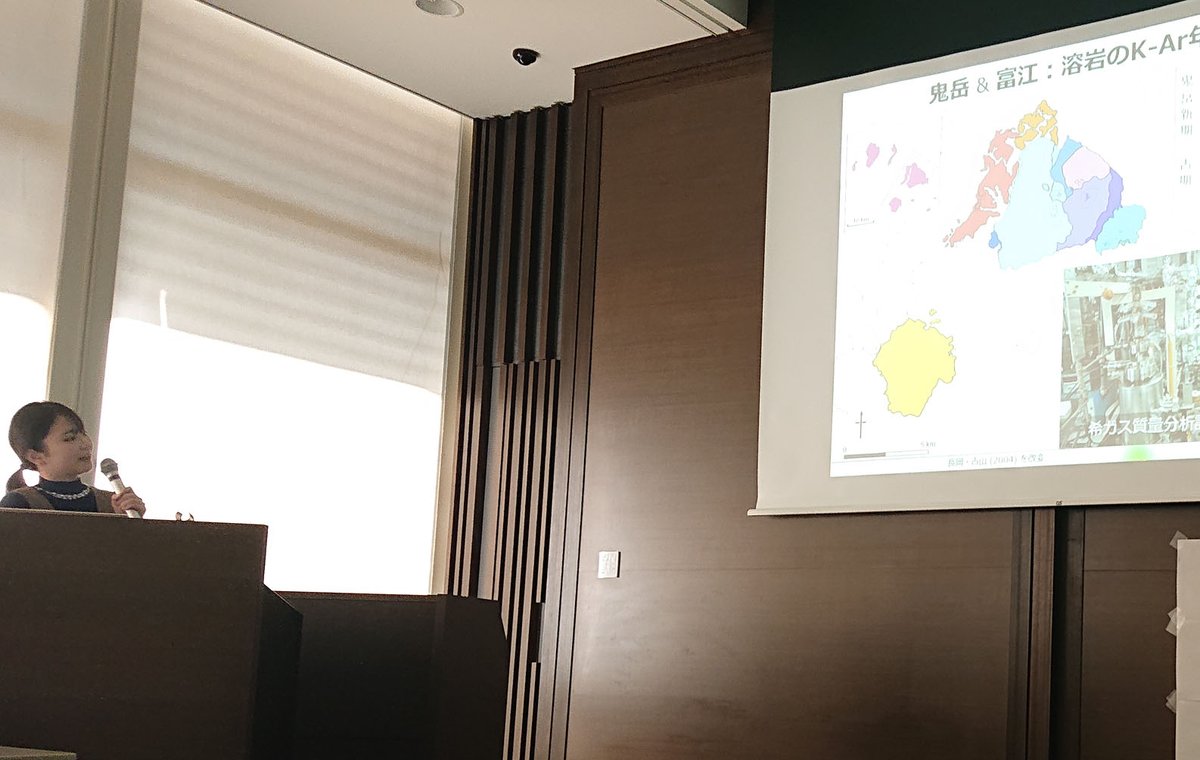 earthscience_uf's tweet photo. 【卒論発表】時間が経ってしまいましたが、2月9日-10日に地球圏科学科の卒論発表会がありました。地球科学分野の発表者は19名。程よい緊張感の中、4年生たちは堂々と研究成果を発表していました。おつかれさまでした。 https://t.co/7swojdFJoc
