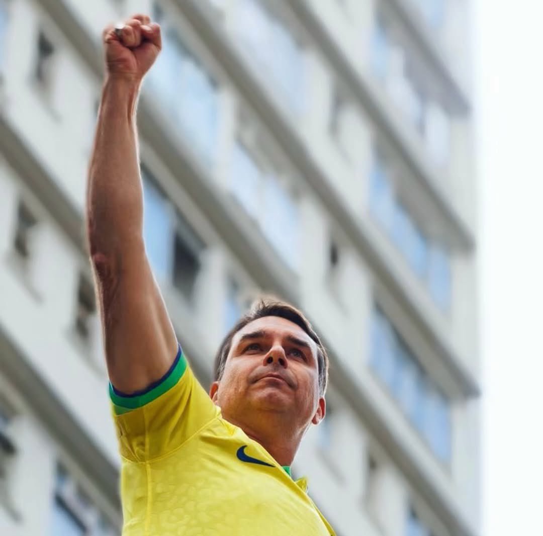 FlavioBolsonaro's tweet photo. Nós, o povo brasileiro, queremos que o Brasil seja um lar de verdade para os filhos desta nação. Queremos que as cores da nossa bandeira sejam respeitadas e que cada mulher, homem ou criança possa se sentir seguro e tenha condições de acreditar no presente e no futuro.

O Brasil nasceu para ser grande. Deus nos deu riquezas naturais, um território continental e um povo forte e criativo. E nós, o povo brasileiro, queremos apenas isso: seguir os desígnios de Deus e nos tornar a nação que Ele nos criou para ser.

O Brasil pode mais. O Brasil pode ser grande de verdade. Vamos vencer as amarras do atraso.

E, hoje, na Avenida Paulista e em tantas outras cidades, o brasileiro mostrou que está pronto para atender ao chamado de Deus e cumprir o seu destino.

Obrigado a todos que fazem do Brasil este país incrível!