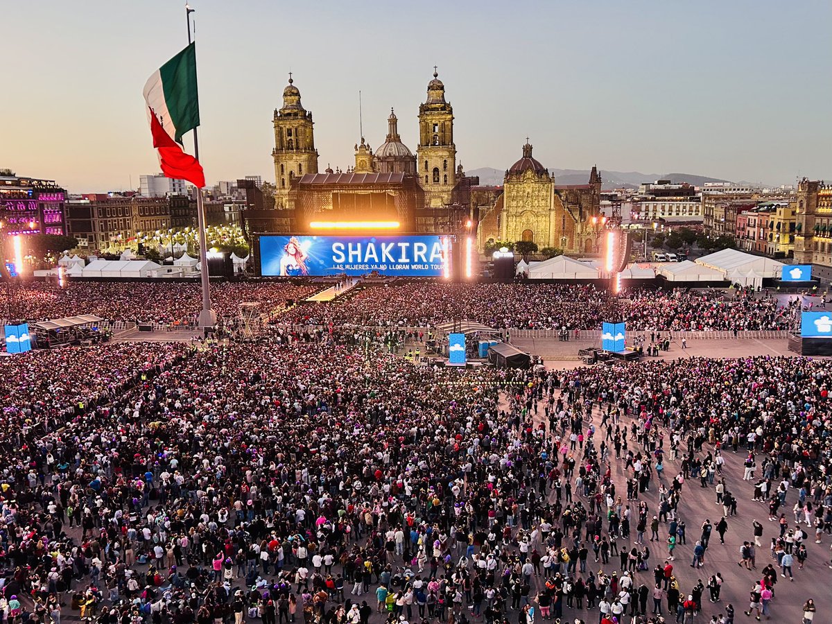 CulturaCiudadMx's tweet image. ¡Llegó el día, Ciudad de México! 
🐺🇲🇽

Hoy el #Zócalo no solo es el corazón del país, ¡es la cueva de la loba! Después de romper récords con 13 fechas sold out, @shakira cierra con broche de oro en la plaza más emblemática de nuestro país. 

✨ ¿Listos para cantar “Las de la