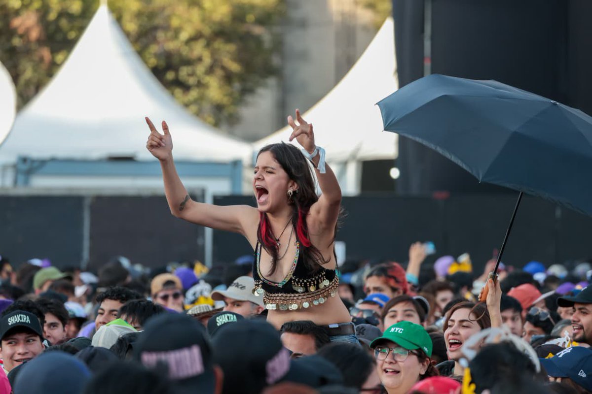 CulturaCiudadMx's tweet image. ¡Llegó el día, Ciudad de México! 
🐺🇲🇽

Hoy el #Zócalo no solo es el corazón del país, ¡es la cueva de la loba! Después de romper récords con 13 fechas sold out, @shakira cierra con broche de oro en la plaza más emblemática de nuestro país. 

✨ ¿Listos para cantar “Las de la