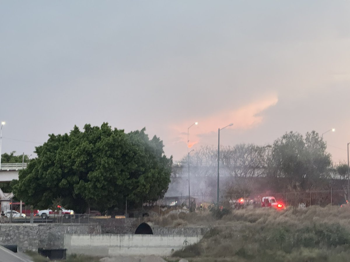 supermalnick's tweet photo. Sobre Lázaro cardenas hay un camión quemado incendio se nota en el ingreso a la ciudad. Hay vehículos en sentido contrario generando peligro y ninguna policía de Tlaquepaque @Trafico_ZMG. Urge atención en la zona, siguen los bloqueos. @GNocturnaMX @JaliscoRojo https://t.co/PbhIAp8WfK