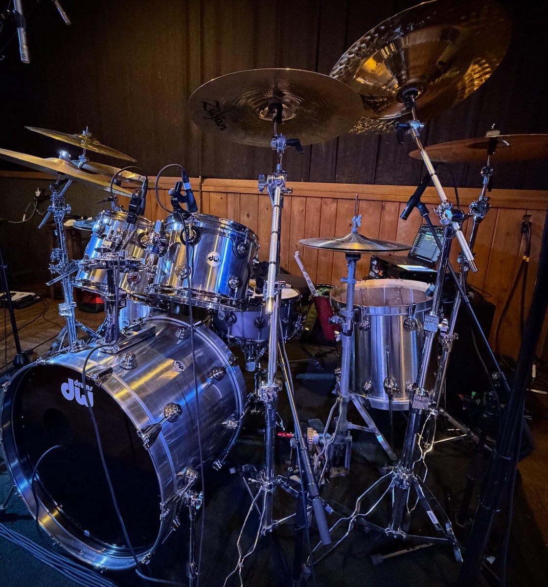 GilSharone's tweet photo. Nice to be back on these 🥁 First brushed stainless steel kit made by @dwdrums. Sounds huge 💣🔥

#dwdrums #brushedstainless https://t.co/lXpoTgw3lf