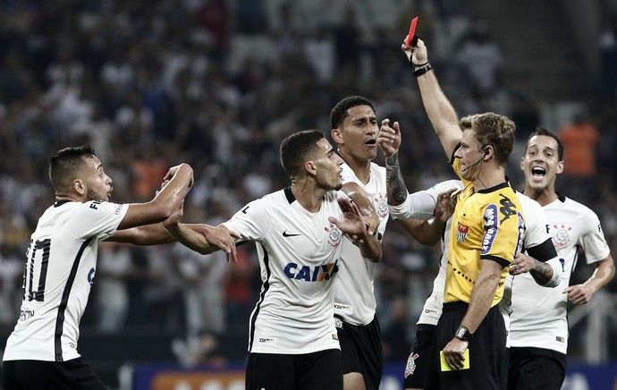 OLHA QUEM É O MELIANTE QUE TA NO VAR... KKKKKKKKKKKKKKKKKKKKKKKK

É comum mesmo ele cometer "equívocos" para um certo lado.