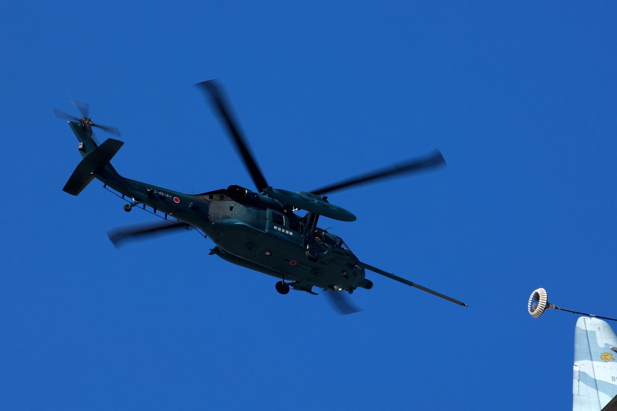 CIWS_Mk20's tweet photo. #小牧基地航空祭
小牧ではお馴染みの空中給油模擬の様子
KC-767から給油アームが伸びてないのは安全考慮のためか？
そして、ヘリの給油アームが伸びているを見れるのはここだけじゃないか？ https://t.co/3uxD2xpD5n