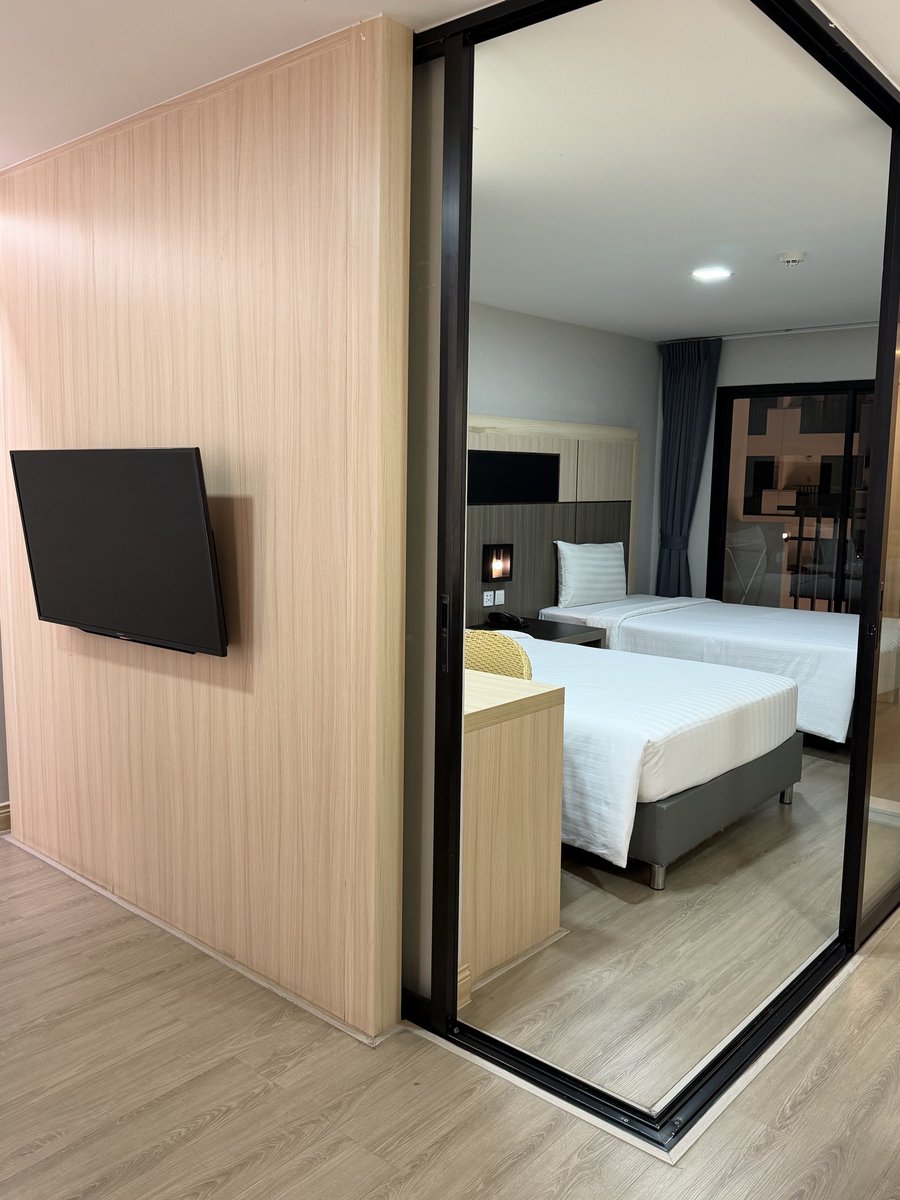 ประสบการณ์ชีวิต อาสาไม่บินให้คนอื่นได้กลับบ้าน

ด้วยสถานการณ์ใดๆทำให้ไฟลต์ overbooked เพราะเส้นทางบินเราไม่ได้รับผลกระทบโดยตรง คนที่ต้องรีบกลับบ้านก็เลยเปลี่ยนมาใช้สายการบินที่เราใช้บริการ

ระหว่างรอเช็คอินมีป้ายรับ Volunteer เราก็เลยถามไว้เฉยๆ + โทรถามสามีเตรียมไว้