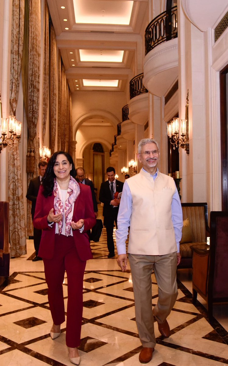 airnewsalerts's tweet image. ▪️Canadian PM #MarkCarney arrived in #NewDelhi yesterday after a productive Mumbai visit. He was received by MoS Commerce &amp;amp; Industry @JitinPrasada with a ceremonial guard. 

▪️EAM @DrSJaishankar welcomed Canadian FM #AnitaAnand, looking forward to today’s PM-level talks.

🇮🇳 🇨🇦 |