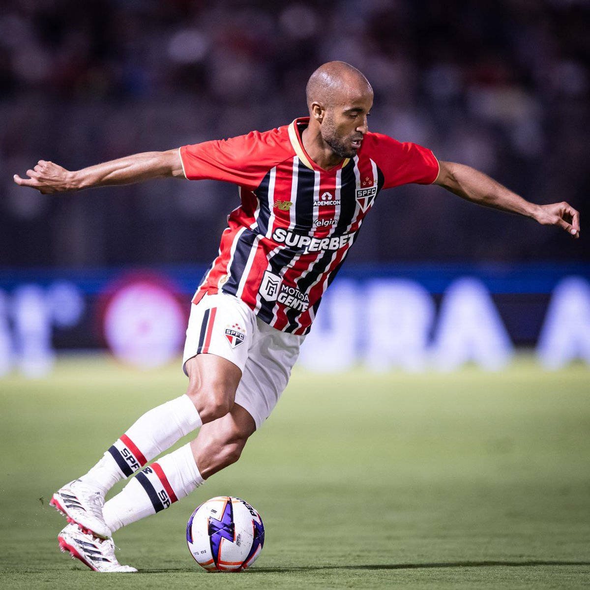palmeirazone's tweet photo. É de se admirar o culhão do Lucas Moura.

Disse que não joga em sintético e realmente cumpre isso toda vez.

Mais um Choque-Rei que ele não entra em campo! https://t.co/HITi8BrwVi