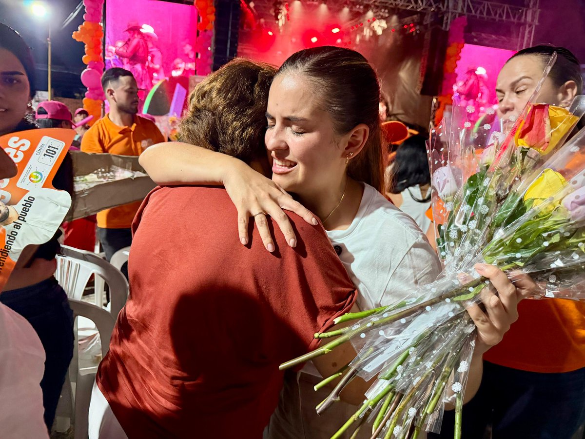 NorteOnlin's tweet photo. #DianaRiveros 

En una tarde llena de emoción, gratitud y fuerza femenina, Diana Riveros y Wilmer Carrillo pusieron punto final a una maratónica jornada de cierres de campaña pública rumbo a las elecciones del próximo 8 de marzo 🧡. https://t.co/sNpVG2MLwS