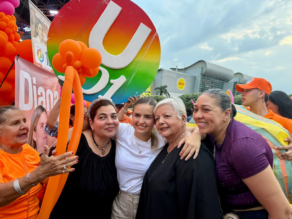 NorteOnlin's tweet photo. #DianaRiveros 

En una tarde llena de emoción, gratitud y fuerza femenina, Diana Riveros y Wilmer Carrillo pusieron punto final a una maratónica jornada de cierres de campaña pública rumbo a las elecciones del próximo 8 de marzo 🧡. https://t.co/sNpVG2MLwS