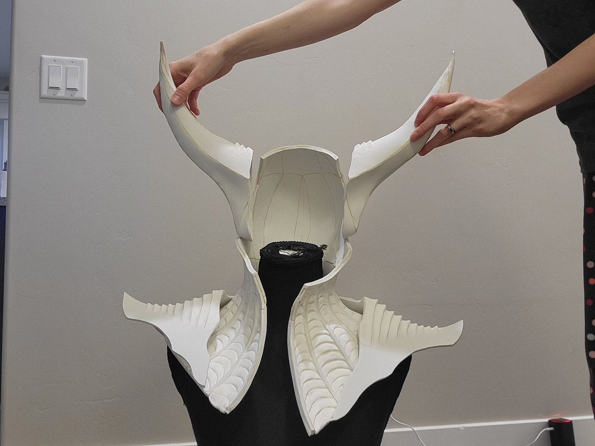 kat_the_hylian's tweet photo. WIP of my Ahzrak cosplay! You wouldn't BELIEVE how long it took just for the neck. So much trial and error 🫩
But I'm so proud to see my progress bc I had no idea I could do this lol.
The neck took 2 months. The shoulder plates? 2 days 😂 Can't wait to finish this!
#doomcosplay https://t.co/TPVbsSnPKt