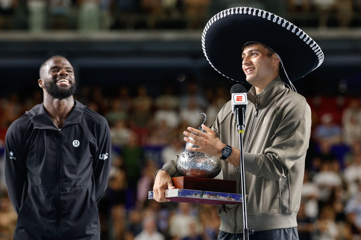 #NZinforma Italiano Flavio Cobolli ganó <a href="/AbiertoTelcel/">Abierto Mexicano de Tenis</a> Mexicano #Acapulco al estadounidense Frances Tiafoe 7-6(4) y 6-4. El Italiano ganó antes Hamburgo ATP 500, Bucarest 2025. Este campeonato lo llevó al puesto 15 del ranking mundial 
nuestra-zona.com/cobolli-monarc…