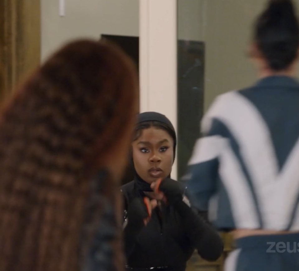 RihannaRelease's tweet image. Why tf would Suki pull up looking like a fucking ninja  #BaddiesUSA