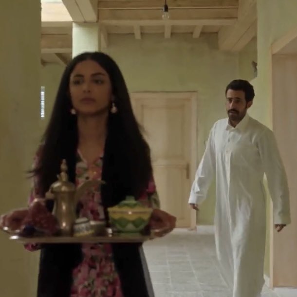 من اول حلقه يلاحق وراها تقل قرين