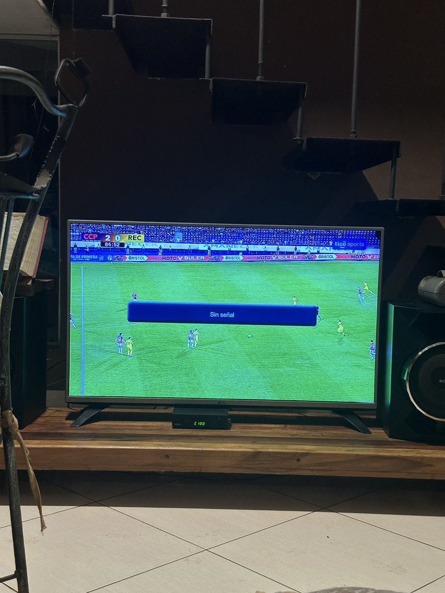 RoPagani's tweet photo. Desastre la transmisión de @TigoSportsPY hoy, todo cortado! https://t.co/hxOwIArjU4