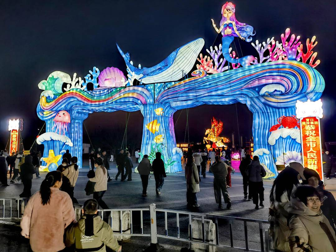 iLiaoning's tweet photo. The 2026 Spring Festival Lantern Show shines brightly at Shanhai Square in Yingkou’s Bayuquan. Beautiful lanterns draw residents to take photos and enjoy the festive coastal atmosphere. Come and experience this romantic and vibrant lantern feast!
#LanternFestival #LanternShow https://t.co/VcDm5wkLhm