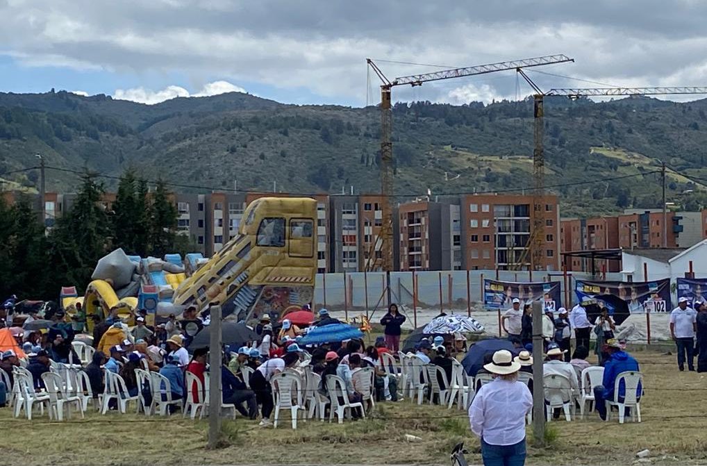 Reunión Uribista en Tocancipa, la esposa del alcalde y otros, rifas, espectáculos y parque inflable infantil.