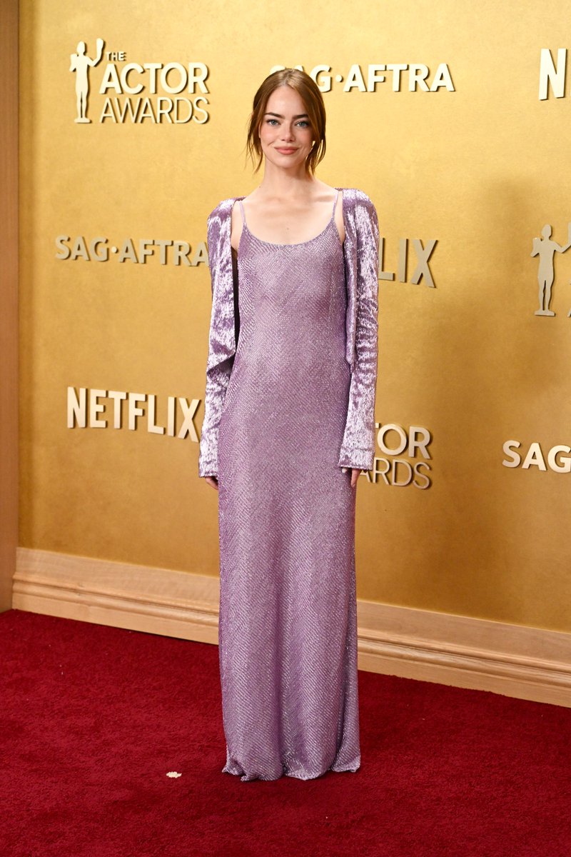 GlamourMex's tweet image. #EmmaStone llega a los #ActorAwards con un vestido lila brillante. 💜 ¿Alguna vez la habíamos visto con este color? Nos encanta 🤩 : glamourmexico.visitlink.me/hZePhW