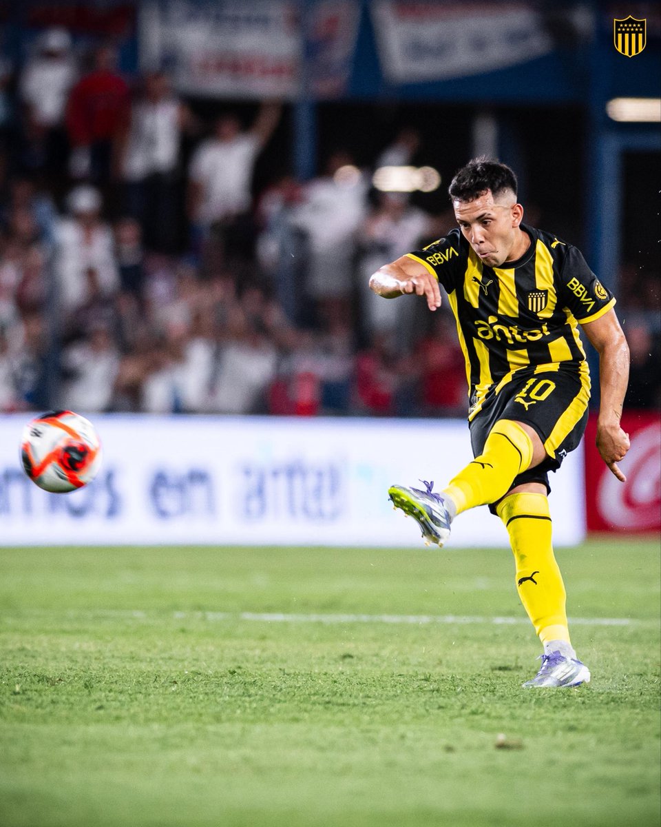 DarioAlberti's tweet photo. ⚽️ Leo Fernández jugó hoy su partido oficial n• 100 con la camiseta de Peñarol. 

66 ganados 
17 empates 
17 perdidos 

36 goles + 35 asistencias. https://t.co/VdEk4LEoDQ