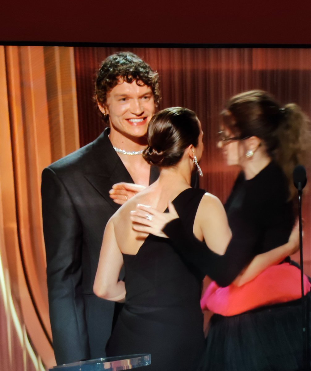 Lo mucho que amé la presentación de Connor, estaba frente a mi tele mirándolo como estúpida 😭 y a penas pude sacar estás fotos agsjshshs te amo Connor, estoy muy orgullosa de ti 🥺

#ConnorActorAwards #ActorAwards