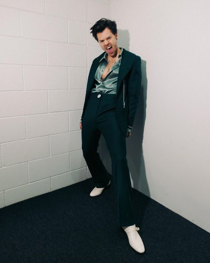 lhhlover29's tweet photo. HARRY STYLES TENIAS UN SOLO TRABAJO QUE ERA RECREAR ESTA FOTO Y NO LO HICISTE https://t.co/gIqL1r2SJo