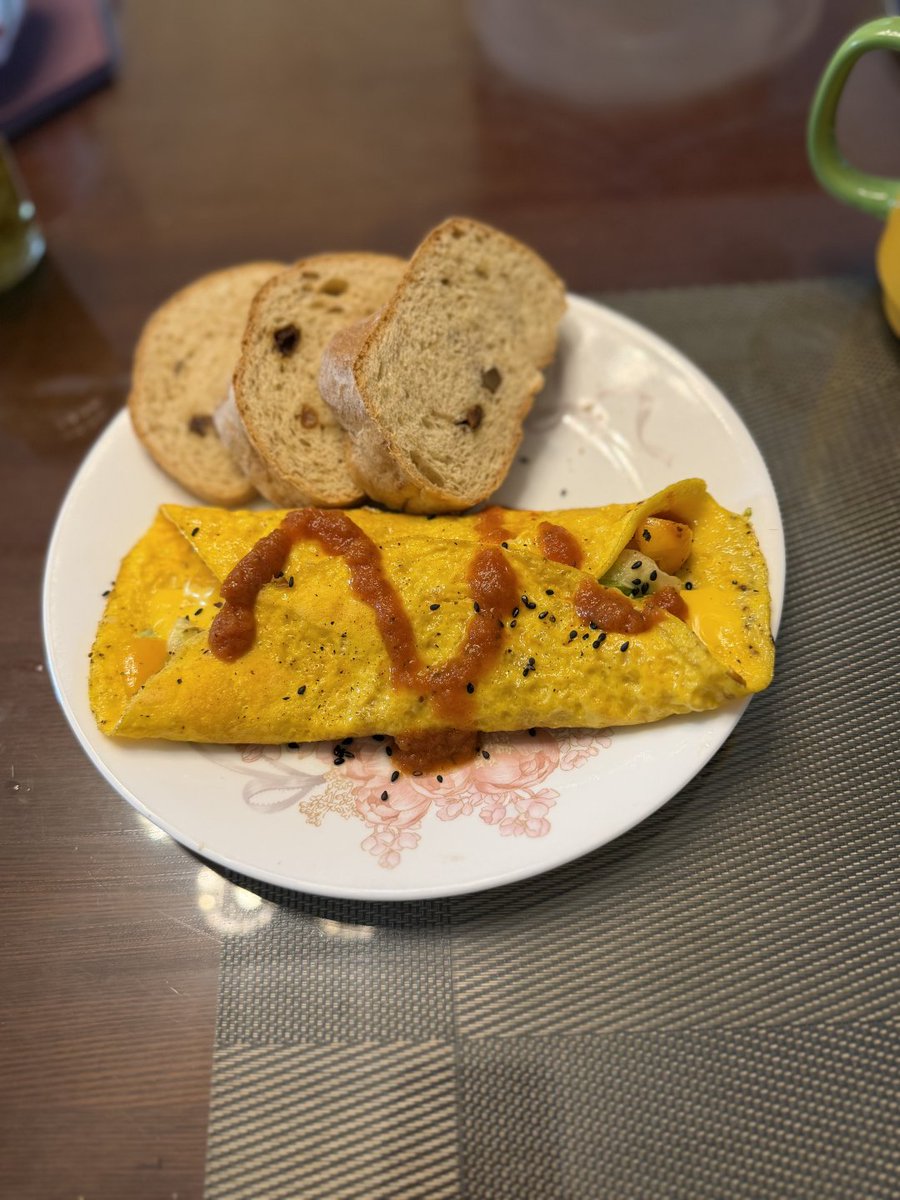 Back___qaq's tweet photo. 一人でもちゃんとご飯を食べなきゃですね。卵焼き＋全粒粉パン、健康的な組み合わせです。 https://t.co/oGu2m9TS3i