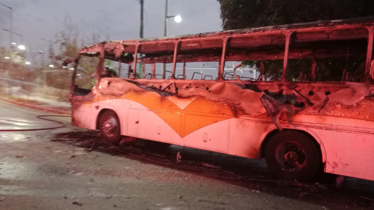 🚒 Apoyamos a Bomberos de Tlaquepaque en la atención de un incendio registrado en un camión de pasajeros, esto en la incorporación de la Carretera a Chapala hacia Calzada Lázaro Cárdenas, en la colonia Revolución.

De acuerdo con los primeros reportes, la unidad tuvo un incidente