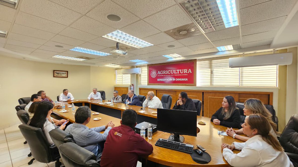 Como parte de la gira de trabajo en Chihuahua, me reuní con las y los servidores públicos de la Oficina de Representación de <a href="/Agricultura_mex/">Secretaría de Agricultura y Desarrollo Rural</a> en el estado, para asegurar la óptima implementación de la Mecánica Operativa en el otorgamiento del incentivo extraordinario del