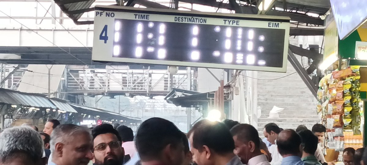 avinashdc's tweet photo. @drmmumbaicr 

Why the indicator of Platform No.4 at Dombivali Station is not working? https://t.co/8Gi5YCCB1H