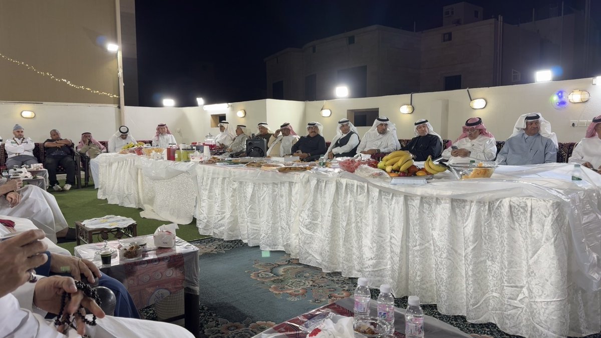 Drkhederallhyan's tweet photo. تلبية لدعوة أخي الدكتور عبدالله محمد بن صالح وكيل وزارة الصحة سابقاً لحضور الإفطار والسحور السنوي في ديوانية بن صالح بمكة سعدت هذه الليلة في لقاء السحور بلقاء عدد من الأصد��اء يتقدمهم الشيخ الدكتور فهد المعطاني ونخبة من الوجهاء والأعيان  الأعزاء ، وقد تناول اللقاء عدد من المواضيع الدينية والاجتماعية والثقافية وألقيت قصيدة شعرية بعنوان "أنا من وحدك يارب".. كثر الله خير الدكتور عبدالله بن صالح وإخوانه وأبنائه .