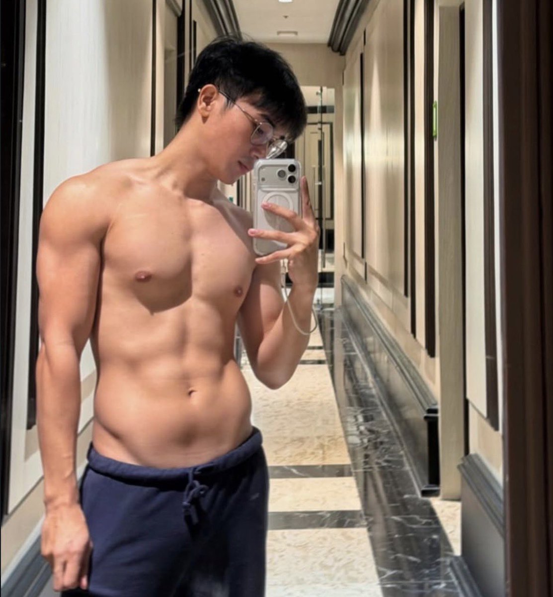 Daily Hot Dudes tweet media