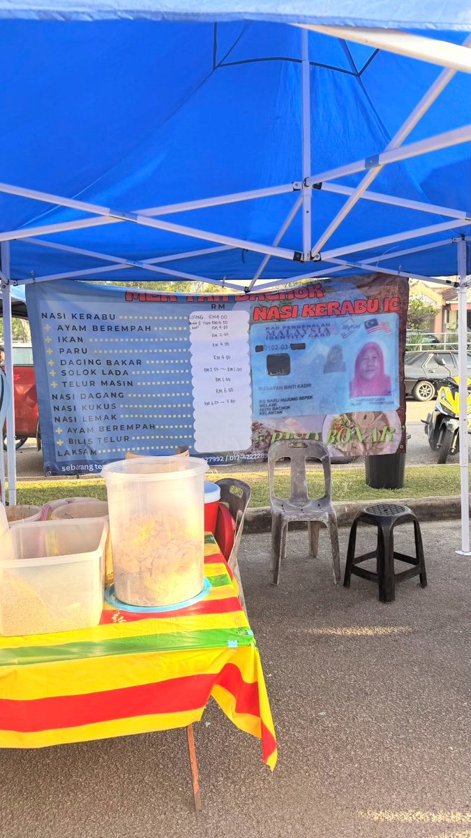 kamaghul's tweet photo. Owner nasi kerabu ni betul nak bagitahu yang dia original kelantan ke? 😭 https://t.co/XhkTWpaZTp