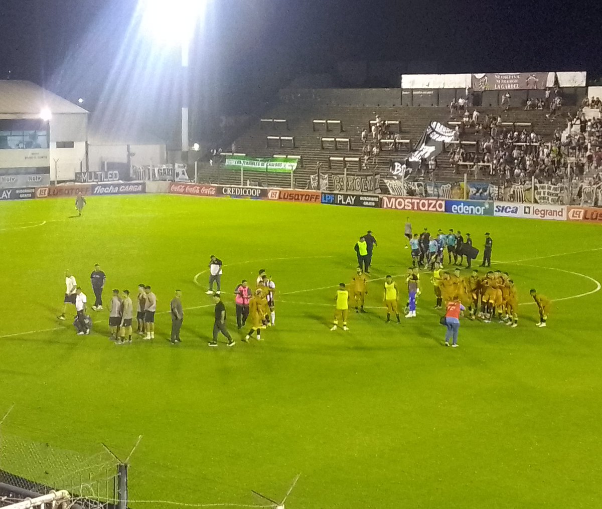 Finaalll del Partido en Caseros : GANOOOOOOO
#AlmiranteBrown 1-0 sobre #Estudiantes con gol Santiago Vera de cabeza a los 25' min de la etapa complementaria.

#VamosBrown
