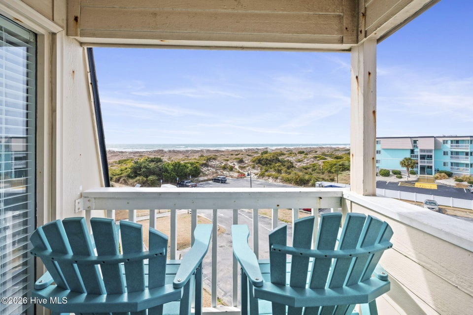 🌊 New Listing, Atlantic Beach, NC condo with ocean views + elevator access 🙌1 BR + extra sleeping area | 2 full baths Resort-style amenities.  See it here 👇
 flexmls.com/share/DXXXb/19…
#AtlanticBeachNC #CrystalCoast #BeachCondo 🌊