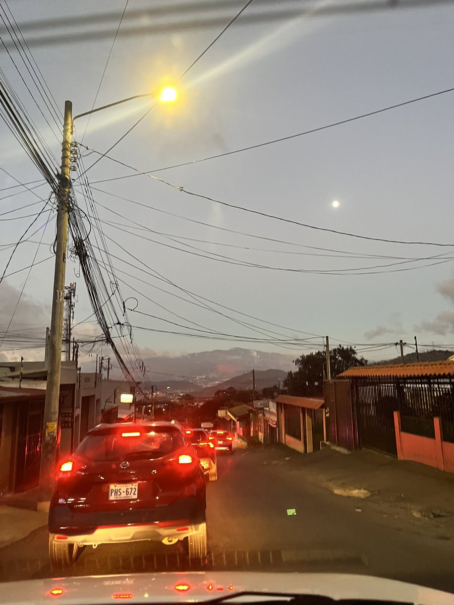 Mi chino… hoy nos fuimos solos 😂❤️
Hay un tiempo en que no quieren andar con uno 😅 pero siempre vuelven… 😂✨yo espero seguir siendo su apoyo y alcahueta! ❤️‍🩹
Mira mensa… lo grande que se nos hizo… 🥹