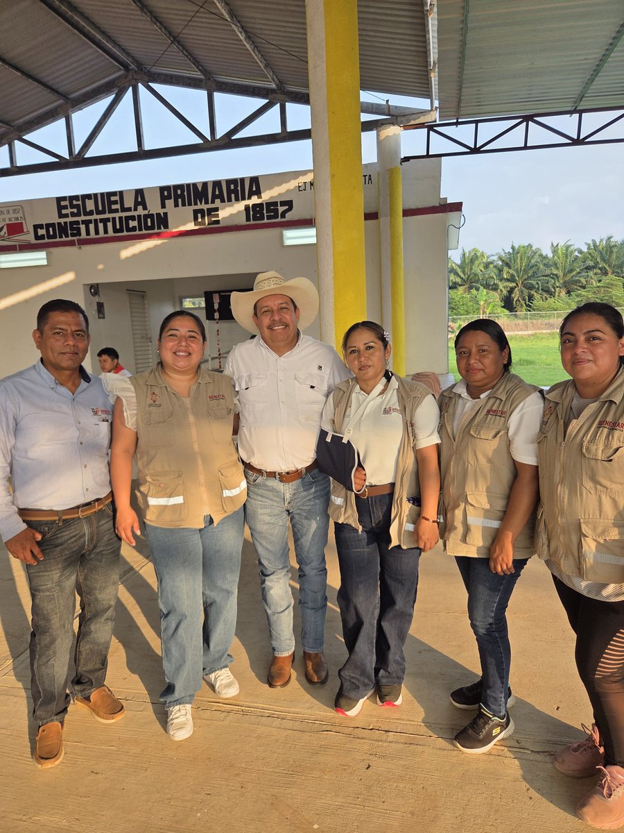 reynolchamec's tweet photo. del equipo de la Secretaría de Cultura, encabezada por la Lic. Aída Elba Castillo Santiago.

Mi reconocimiento a madres y padres de familia, docentes, estudiantes y servidores del pueblo que hicieron posible esta bonita actividad. https://t.co/IDZzqrHwr2