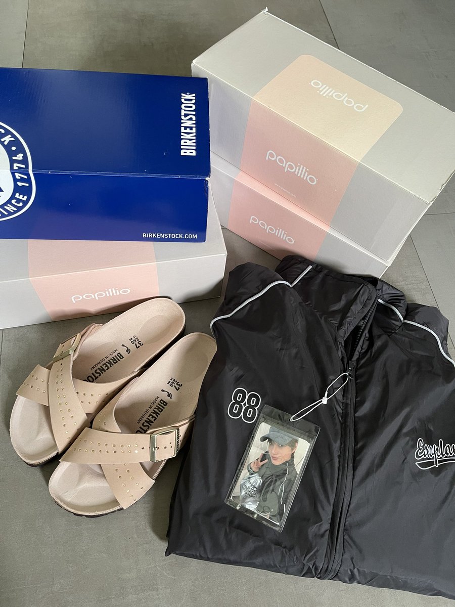 boters's tweet photo. I rarely shop but if may good buy..GOW! Haha nabudol ko rin friends ko. My only trusted seller for KPOP merch and pasabuys @ubos_yaman, thank you! #THS_Feedback https://t.co/O7UFVj9tKS