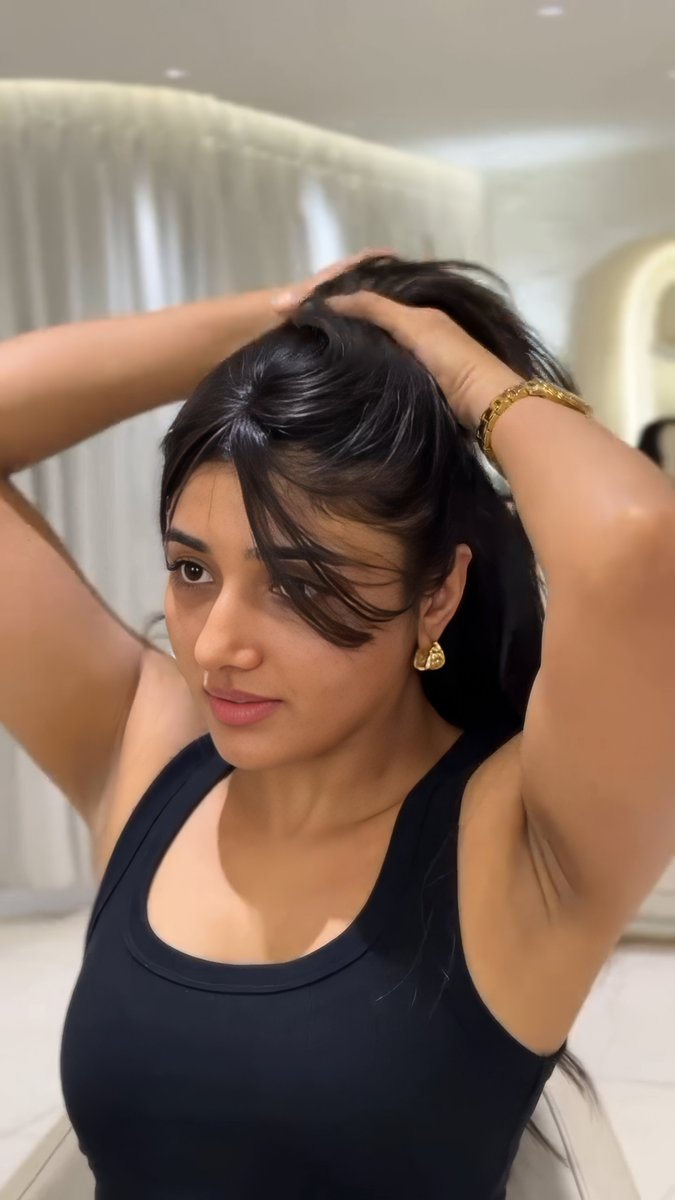 GF : hey enna da panna en thangachi unna paatha udane mandi poduran 

Me : Unna yapadi en sunni ku alaya vachen athe maari avalaium  ipa en kunja sappa alaiuran di

GF: Ada paavi already enna daily shot pottu en udamba perusa aakitu Iruka

Me  : Pesama rendu perum mandi podunga