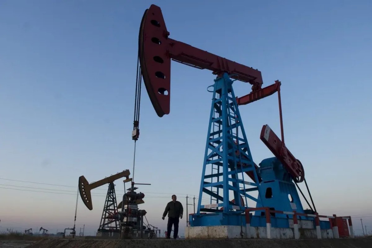 GabrielMon45781's tweet photo. La OPEP+ ha decidido aumentar la producción de crudo en 206,000 bpd para abril. Este movimiento busca estabilizar el mercado ante la creciente demanda y las bajas reservas, a pesar de los conflictos en Irán.#emiamily #DonBelle #helevier #jrokez
#PerhSanto #milklove https://t.co/h99EdVJlCs
