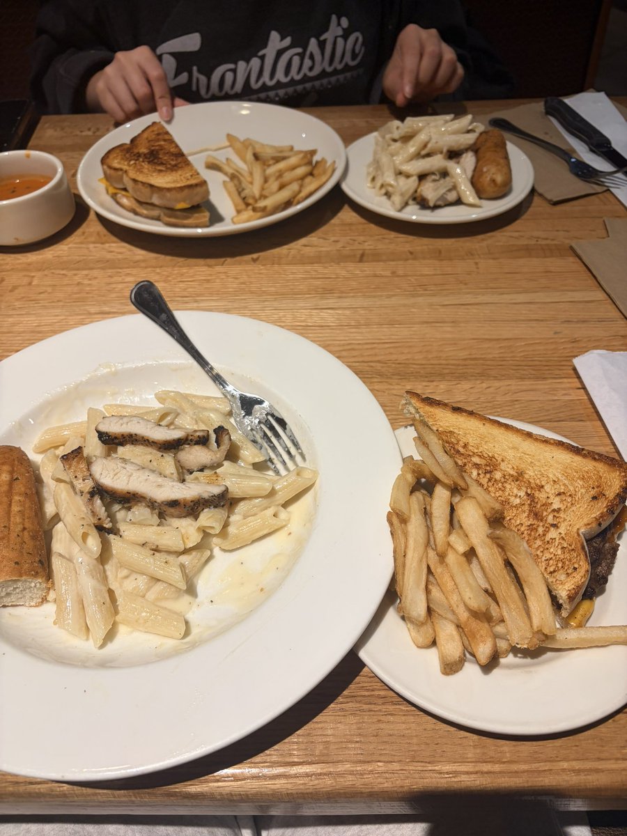 hxneytae's tweet image. me and my homegirl have the same palette so we split our entrees and dessert 🙂‍↕️ #sharingiscaring