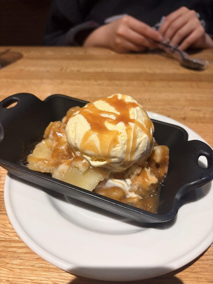 hxneytae's tweet image. me and my homegirl have the same palette so we split our entrees and dessert 🙂‍↕️ #sharingiscaring