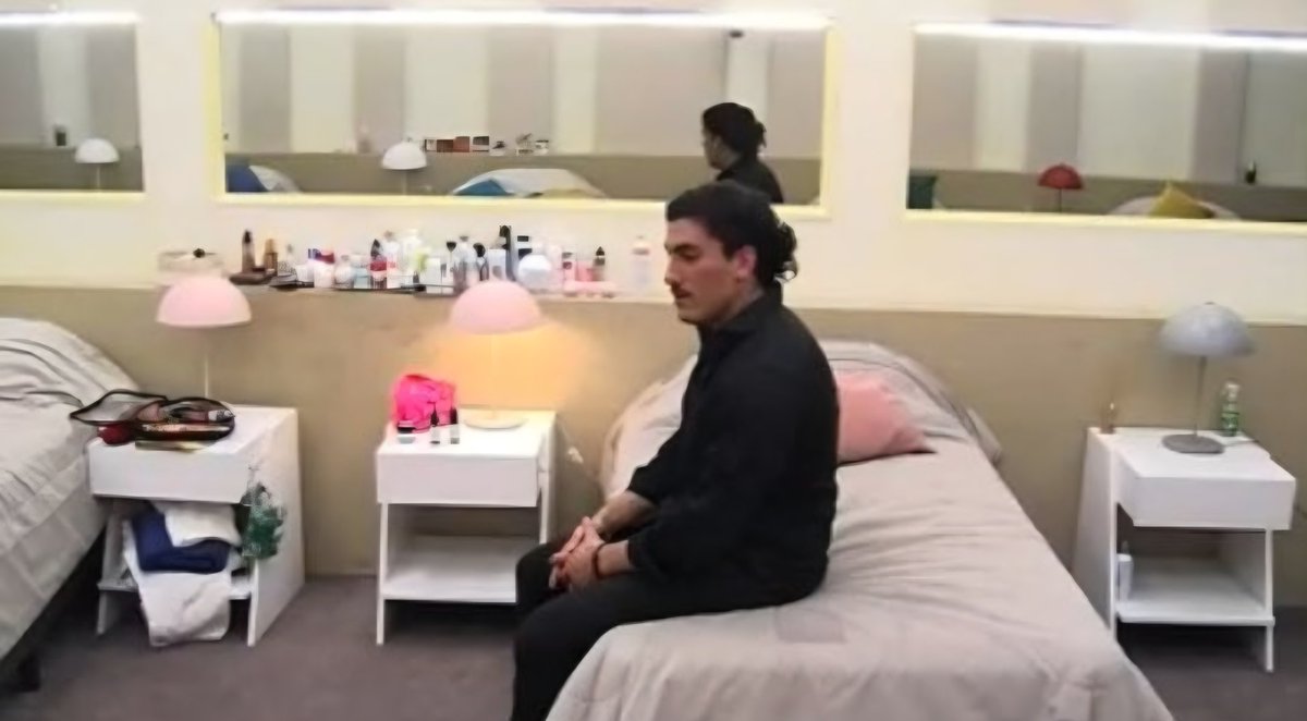 Florchi1008's tweet photo. Los que tenían que entrar hoy a la noche a #GranHermano esperando a que termine la #CadenaNacional 🤣 https://t.co/02XZCyKHdu